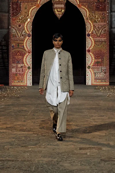 Look 15